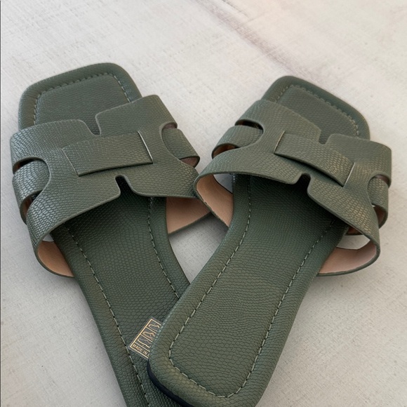 SHEIN Brown or Olive Sandals - Picture 3 of 4